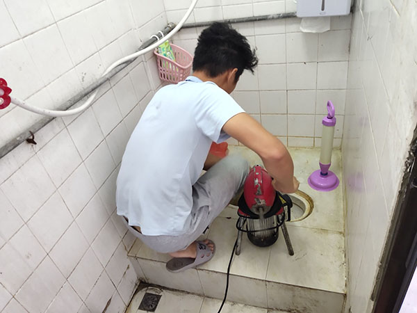 经开区管道堵塞冒臭气 专业师傅现场解决问题