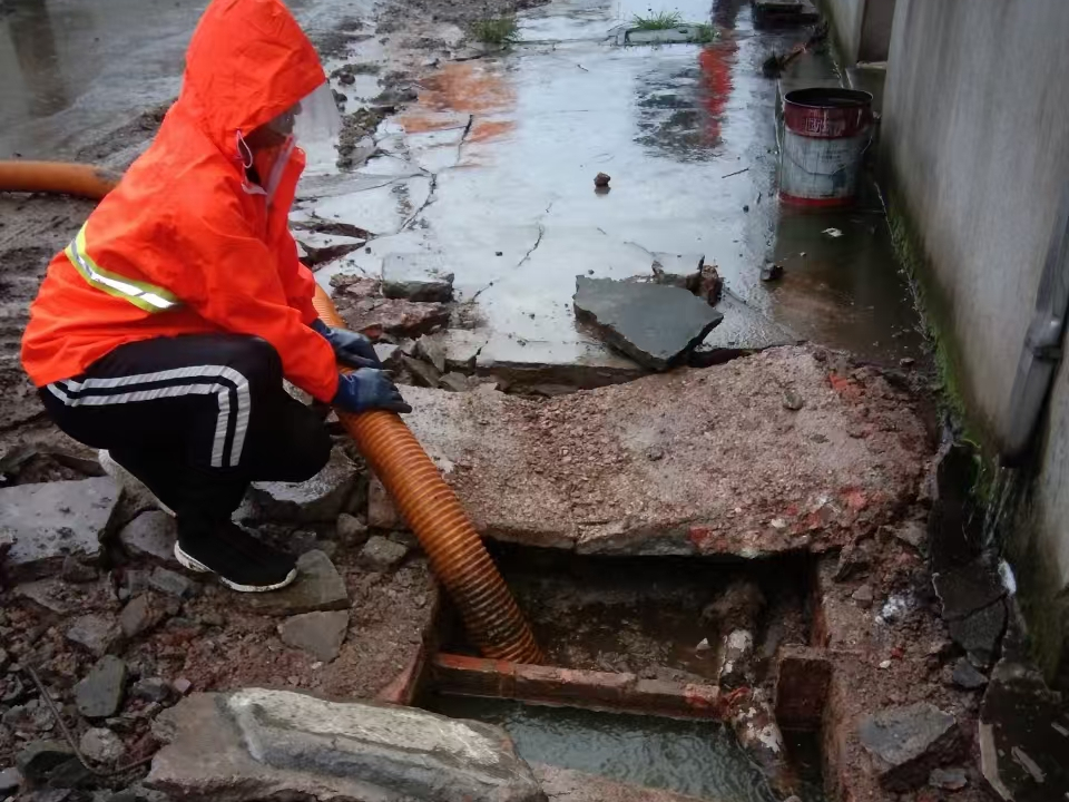 经开区专业清理污水池 炜誉市政以规范流程守护城市 “肠道”