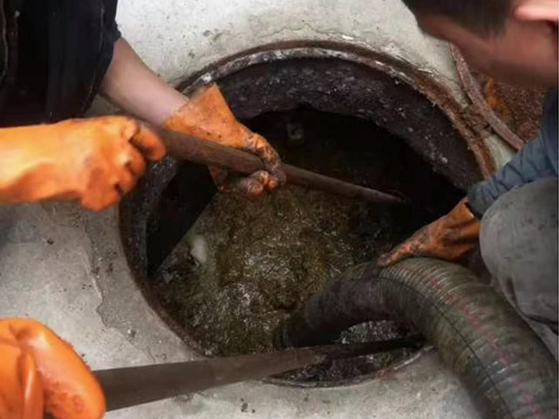 经开区清理化粪池时如何避免沼气的危害？